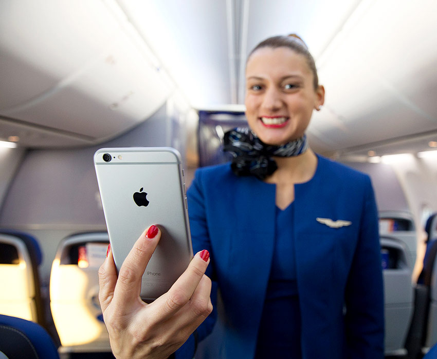 United Airlines Is Giving 23,000 Flight Attendants An iPhone 6 Plus Dupla: Functionality is everywhere Campaigns of the World®