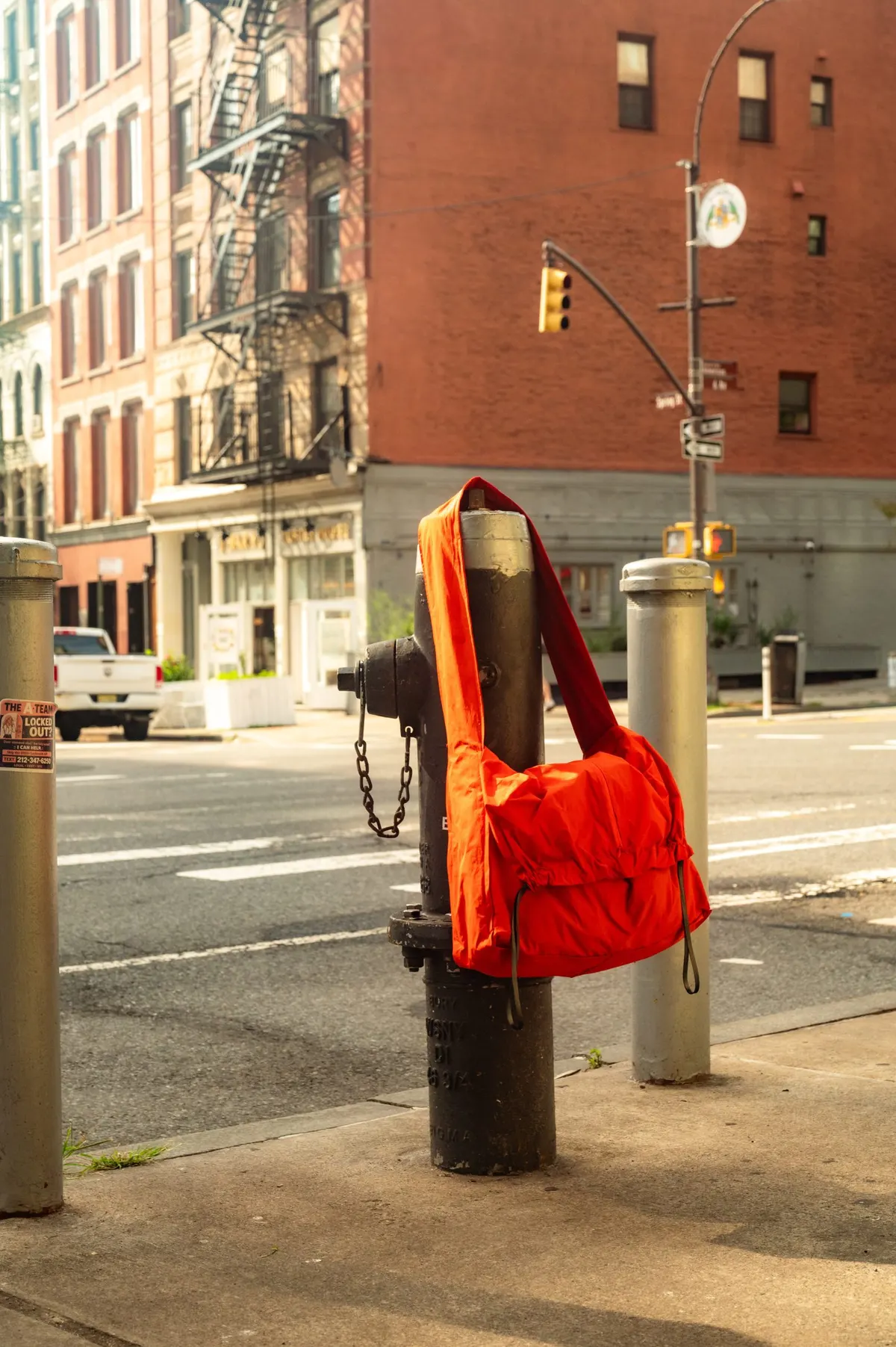 LIFELINE self-inflating tote transforming into a life jacket