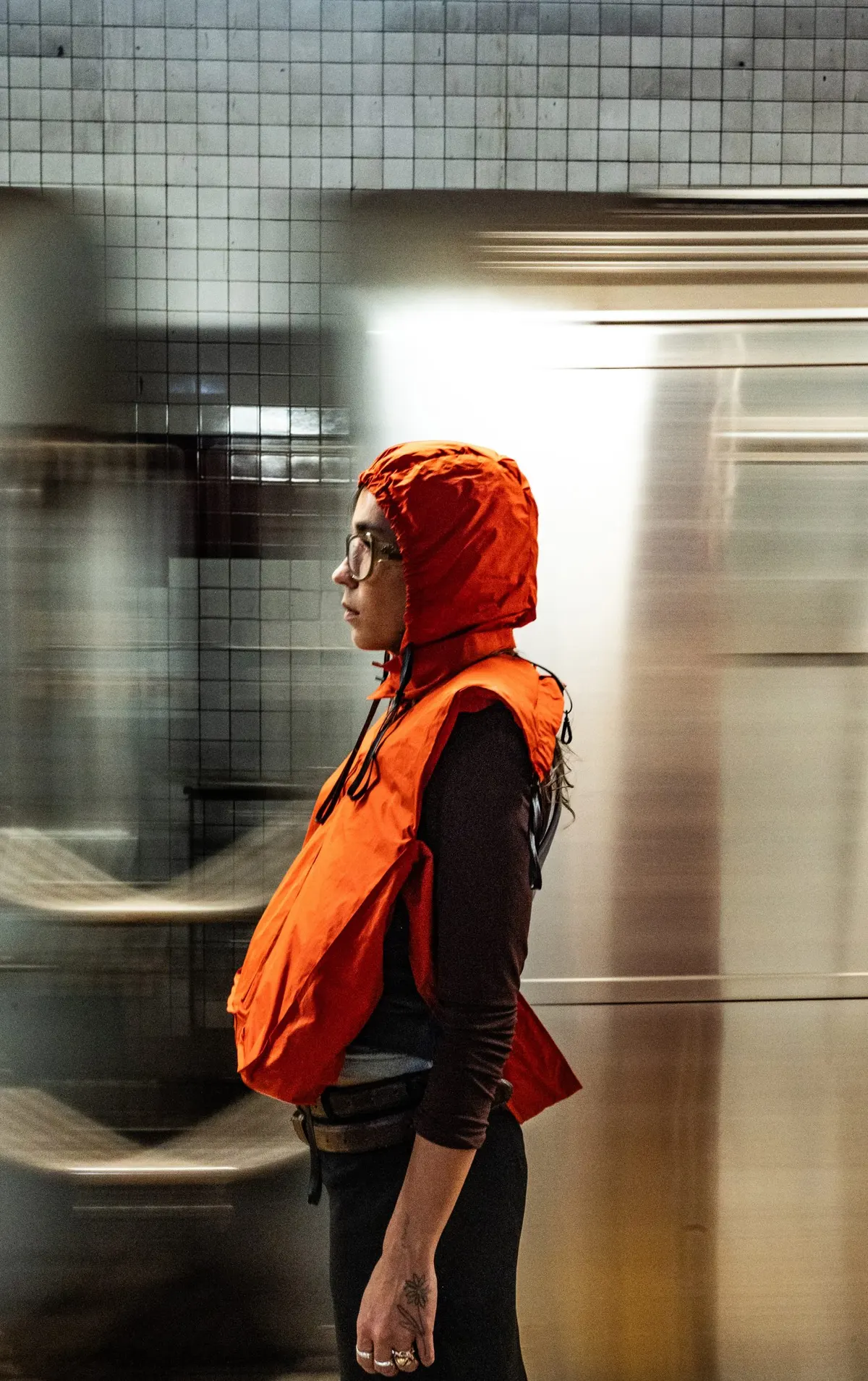 LIFELINE self-inflating tote transforming into a life jacket